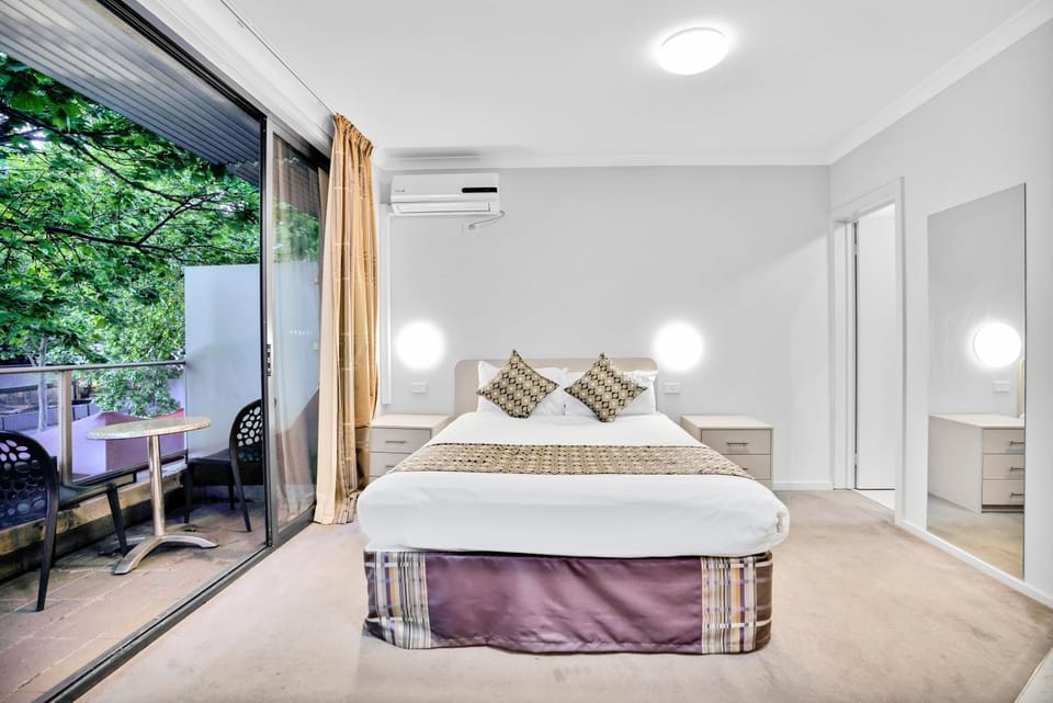 Bed, Photo of the whole room, Seating area, Bedroom, air conditioner