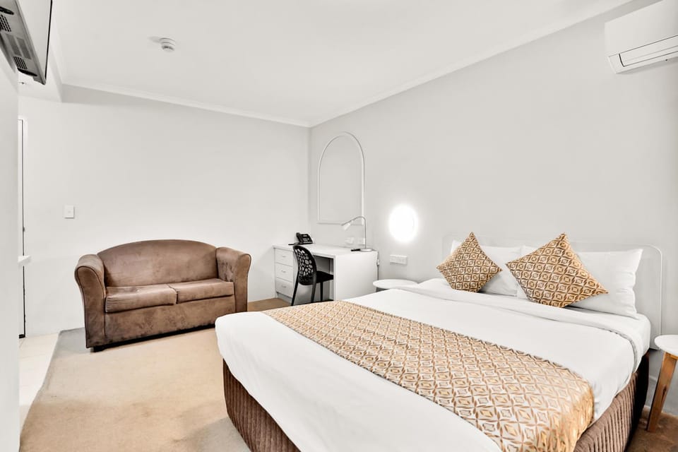 Bed, TV and multimedia, Living room, Photo of the whole room, Seating area, Bedroom, air conditioner