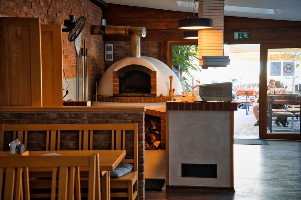 Restaurant/places to eat, Kitchen or kitchenette