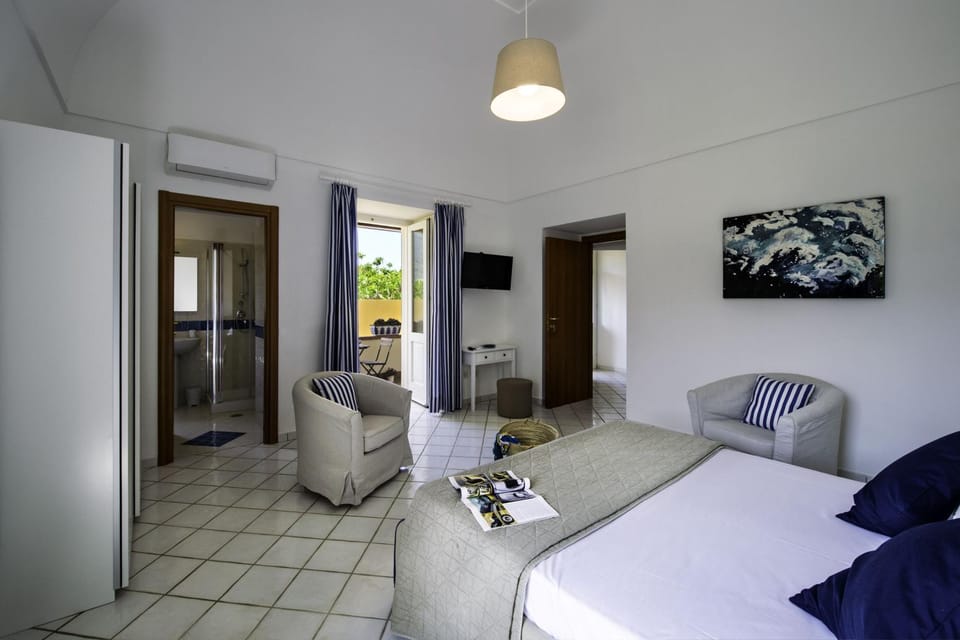 Bathroom, TV and multimedia, Balcony/Terrace, Photo of the whole room, Bedroom