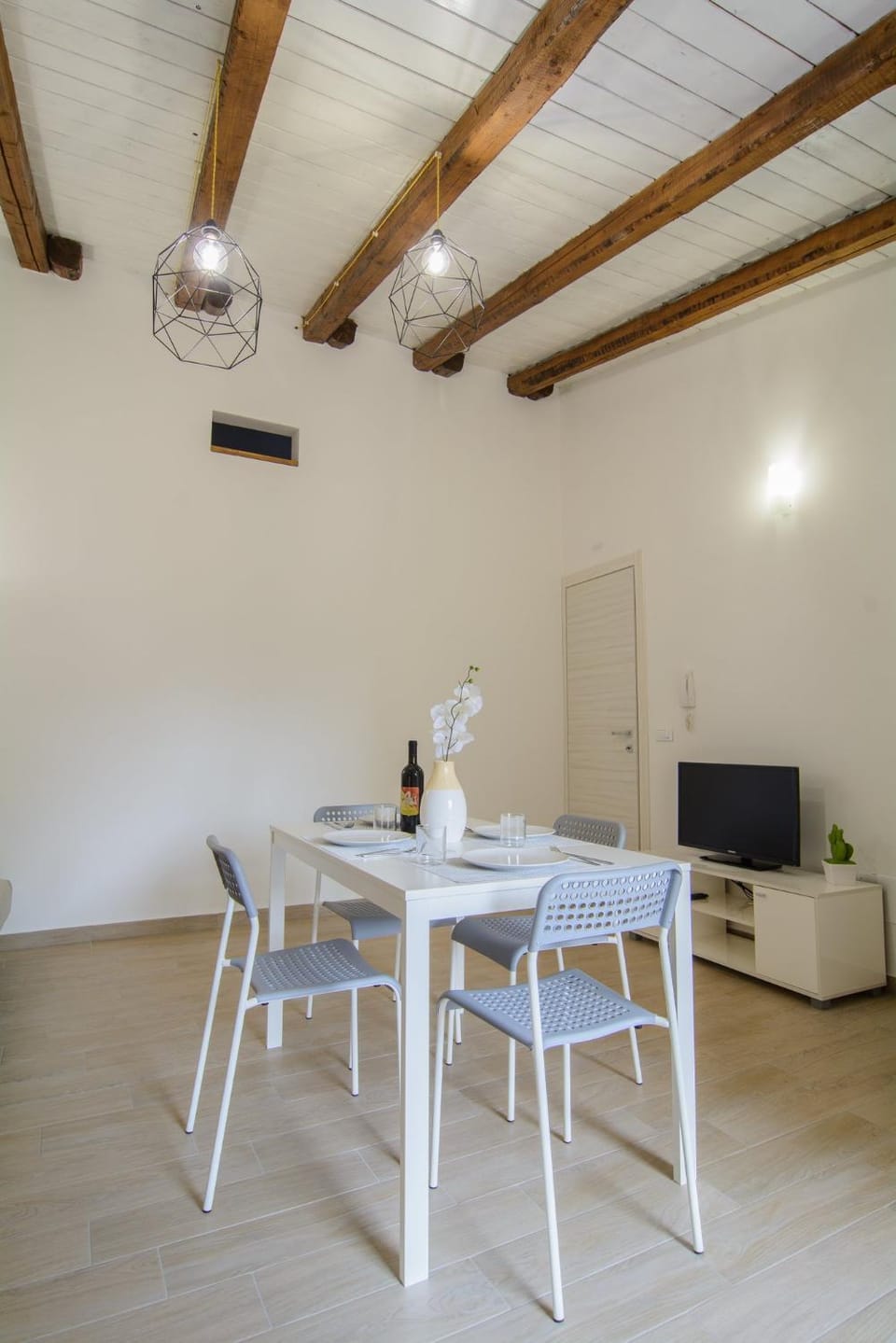 Communal lounge/ TV room, TV and multimedia, Living room, Seating area, Dining area