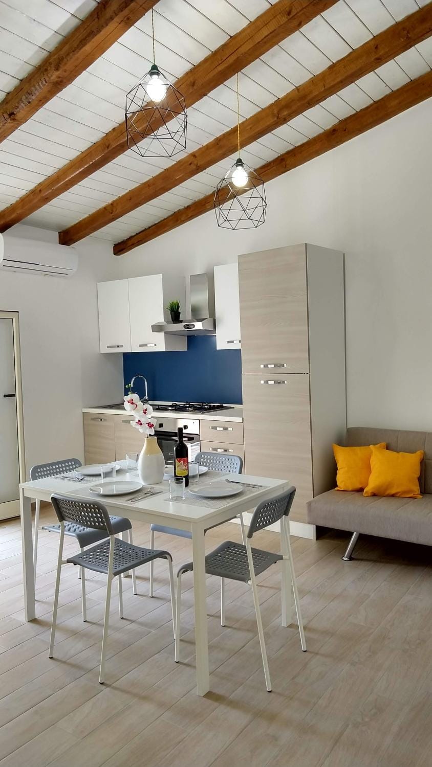 Kitchen or kitchenette, Living room, Seating area, Dining area