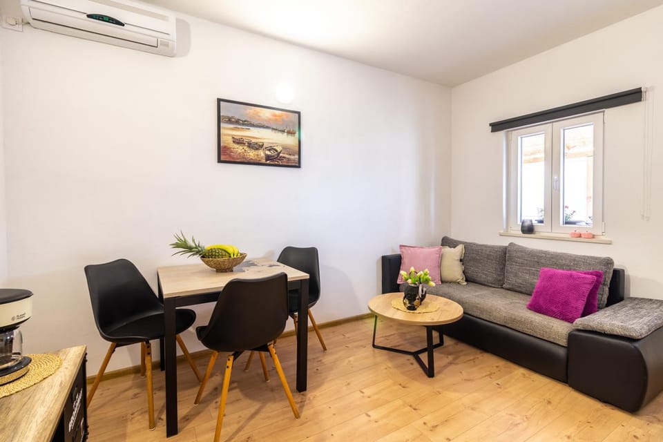 Seaview Apartman Apartment in Split-Dalmatia County