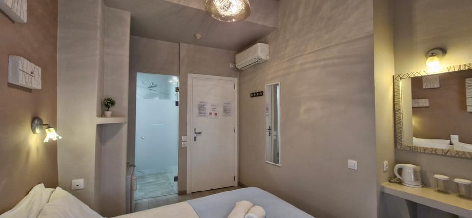 Shower, Bed, Bathroom, Photo of the whole room, Bedroom, towels