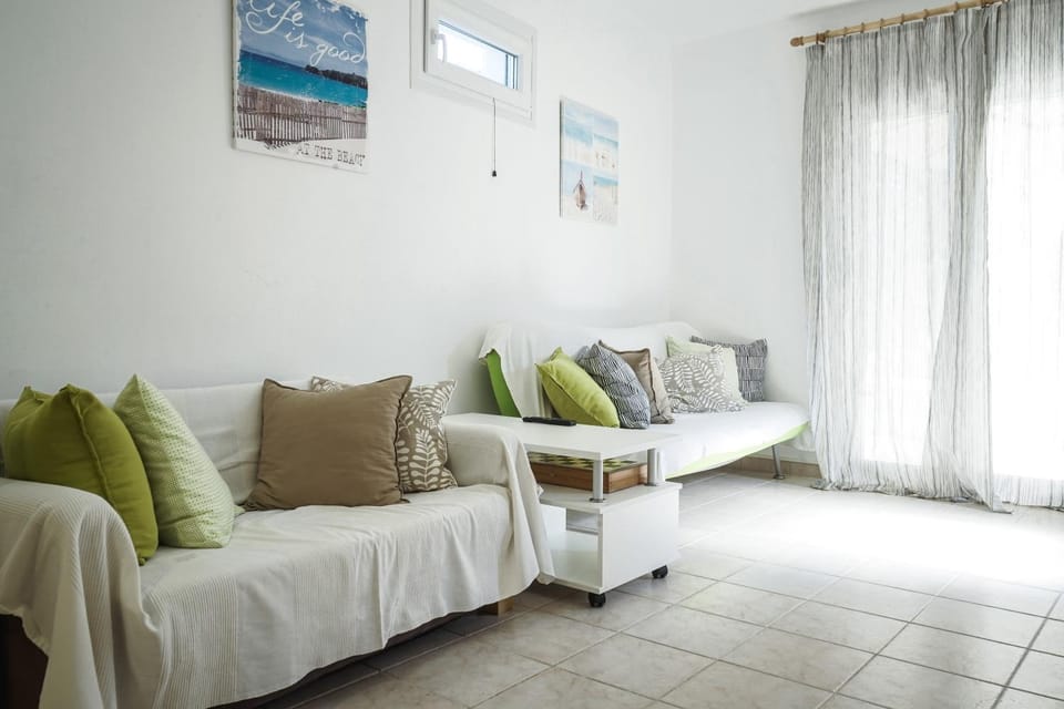 Bed, Living room, Seating area, Garden view