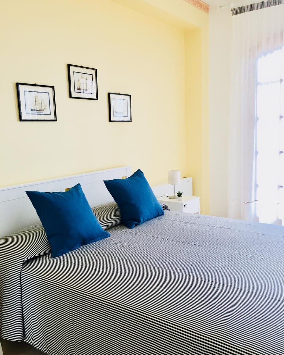 Bed, Photo of the whole room, Decorative detail, Bedroom