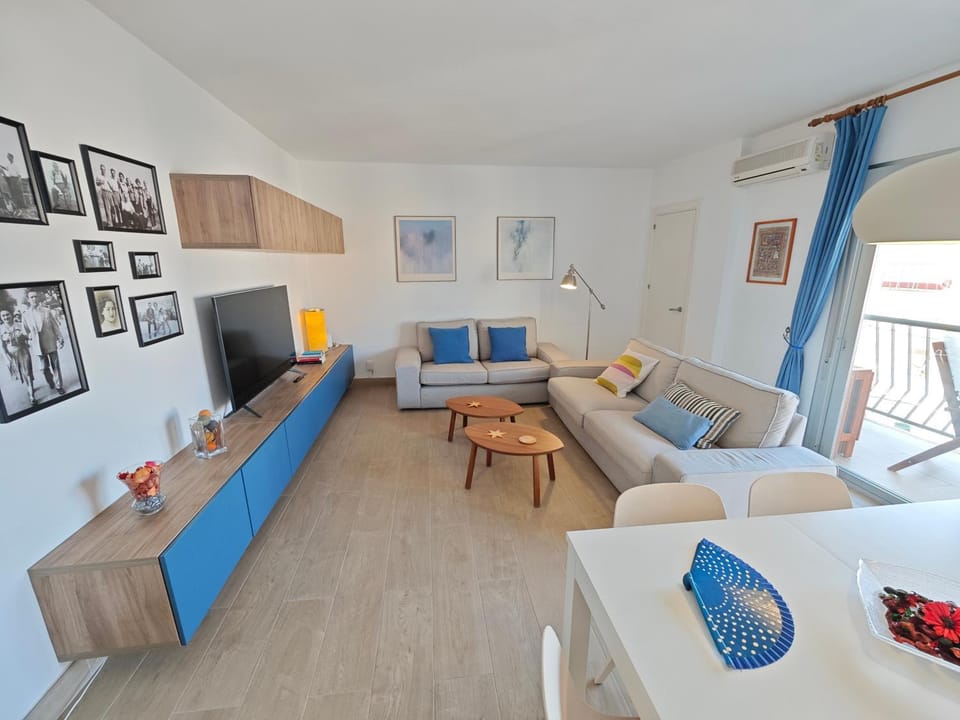 TV and multimedia, Living room, Seating area, Dining area, air conditioner