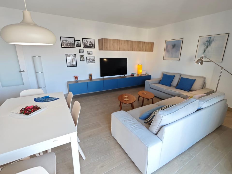 TV and multimedia, Living room, Seating area, Dining area