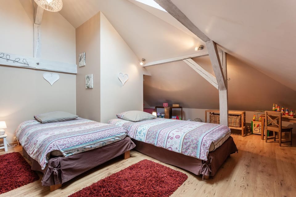 Photo of the whole room, Bedroom