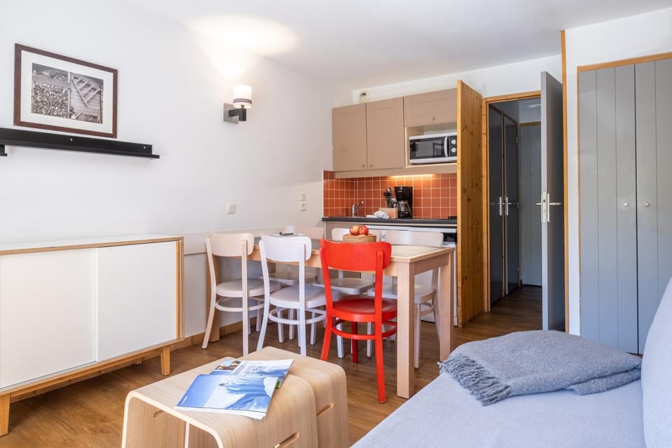 Bed, Kitchen or kitchenette, Living room, Photo of the whole room, Seating area, Dining area, Bedroom, minibar, oven, stove