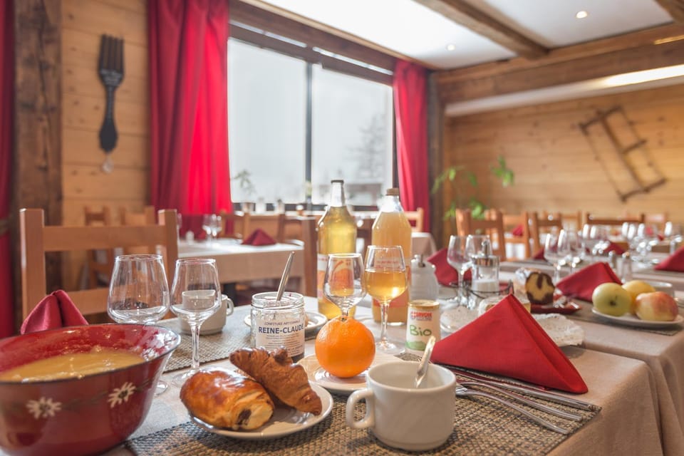 Restaurant/places to eat, Food and drinks, Banquet/Function facilities, Food, Breakfast, Continental breakfast, Lunch, Dinner, Drinks, Alcoholic drinks