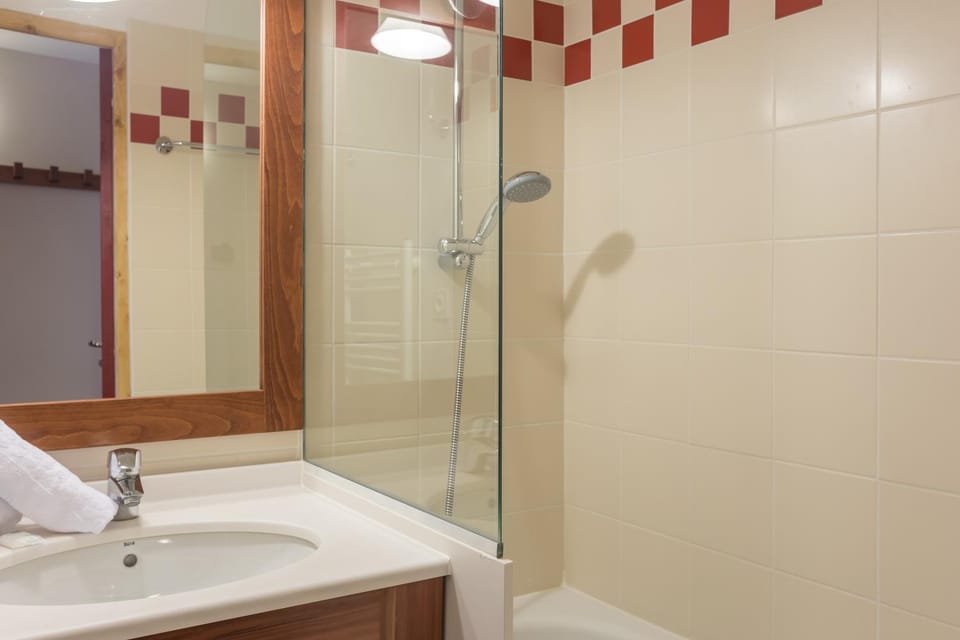 Bathroom, Bath, towels