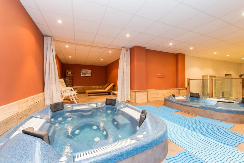 Hot Tub, Solarium, Living room, Spa and wellness centre/facilities, Seating area, Pool view, Swimming pool
