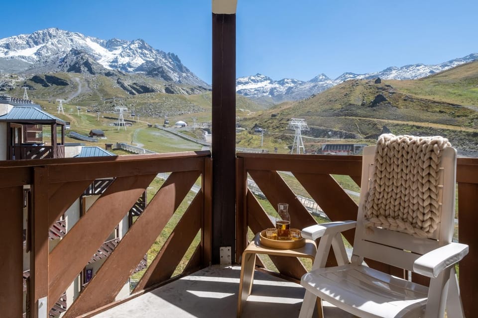 Nearby landmark, Day, Natural landscape, View (from property/room), Balcony/Terrace, Seating area