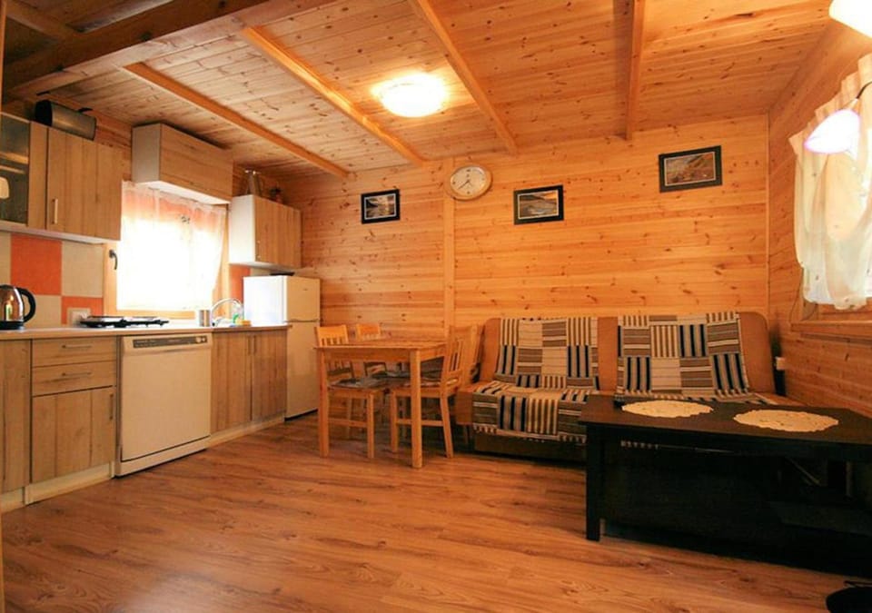 Coffee/tea facilities, Kitchen or kitchenette, Living room, Seating area, Dining area, dishwasher, microwave, stove