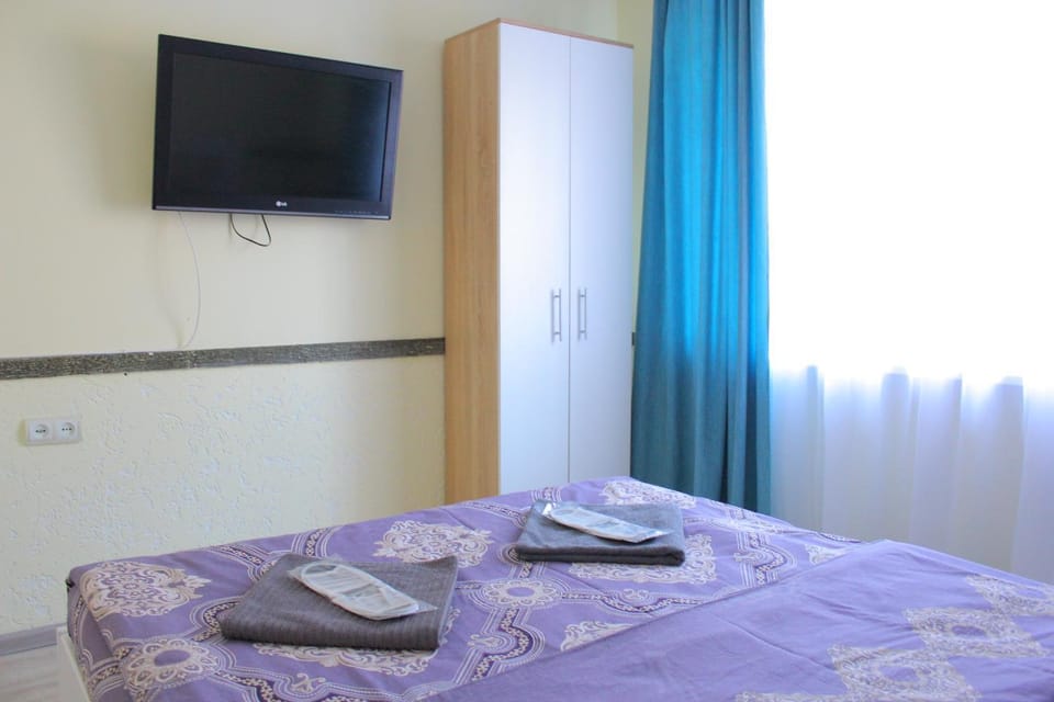 Bed, TV and multimedia, Photo of the whole room, towels