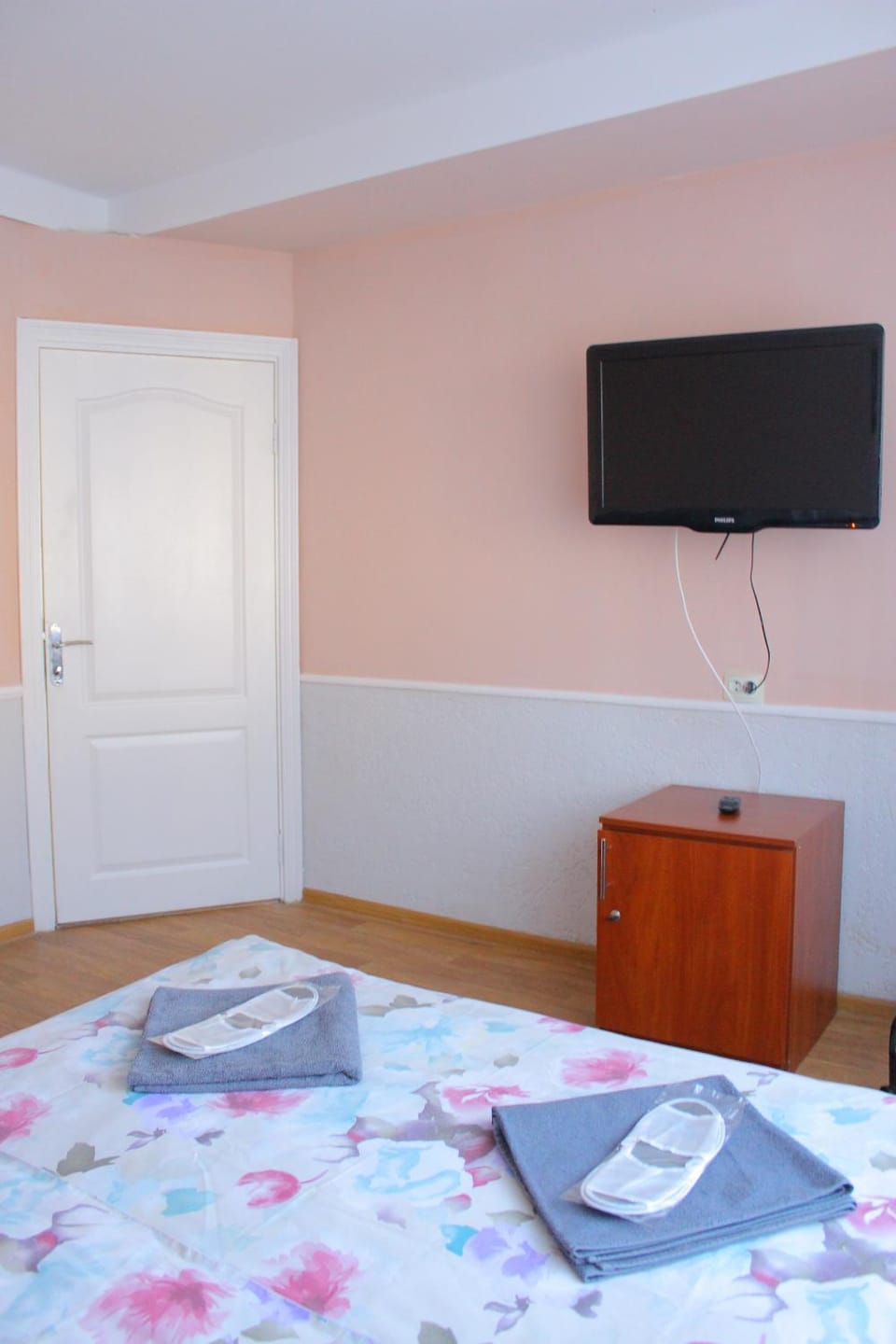 Bed, TV and multimedia, Photo of the whole room