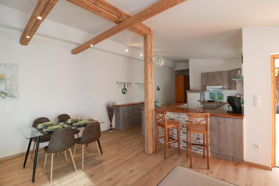 Bed, TV and multimedia, Coffee/tea facilities, Kitchen or kitchenette, Living room, Seating area, Dining area