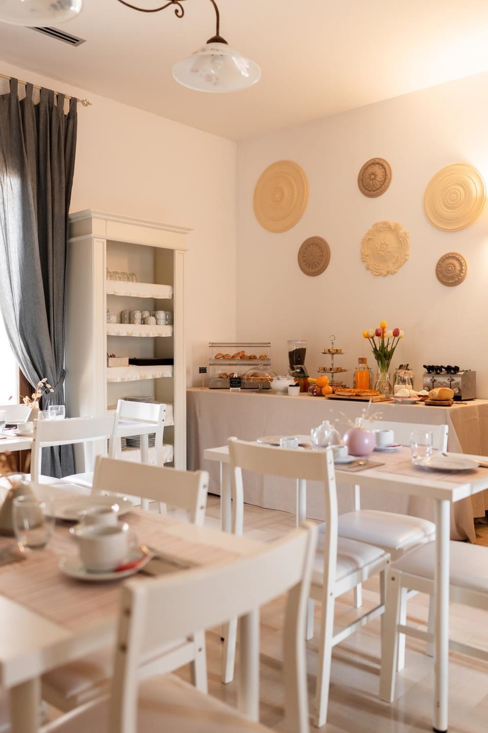Coffee/tea facilities, Food and drinks, Dining area, Food