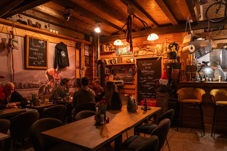 Restaurant/places to eat, Lounge or bar