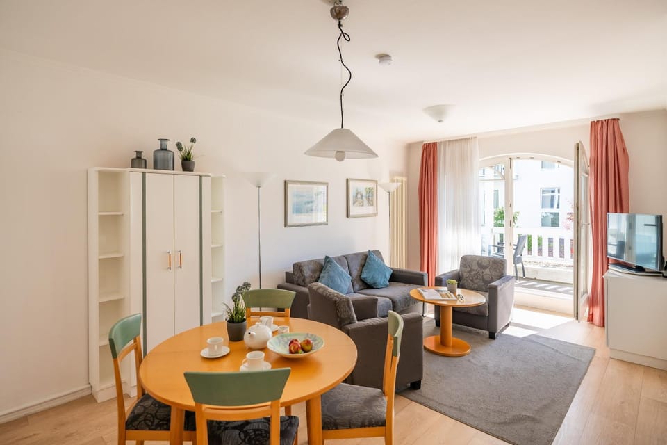 TV and multimedia, Living room, Photo of the whole room, Dining area