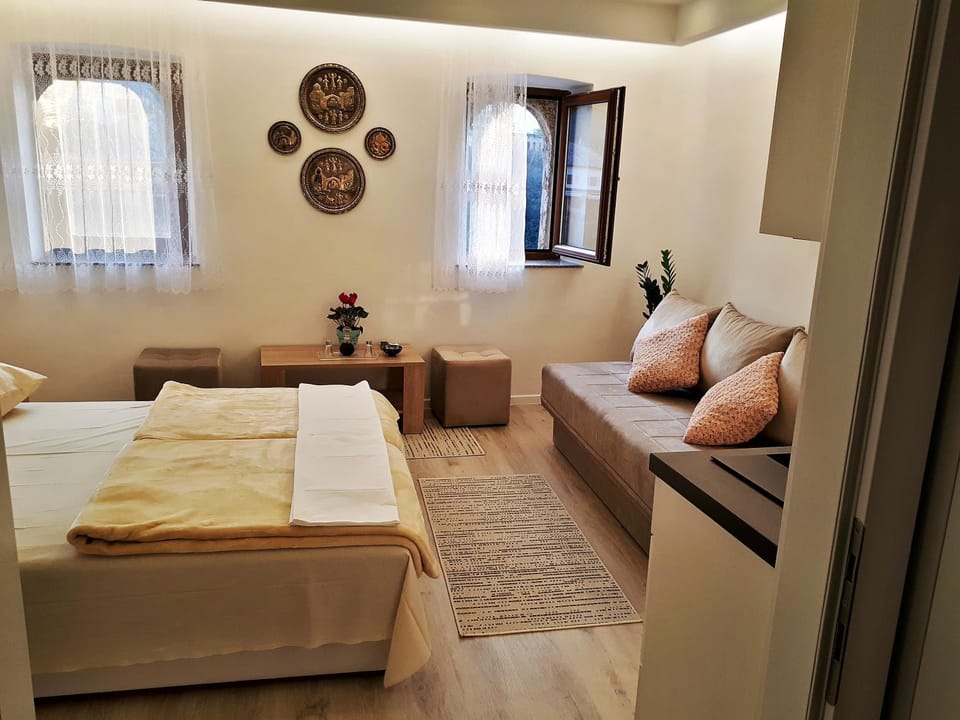 Bed, Living room, Other, Decorative detail, Seating area, Bedroom, On site