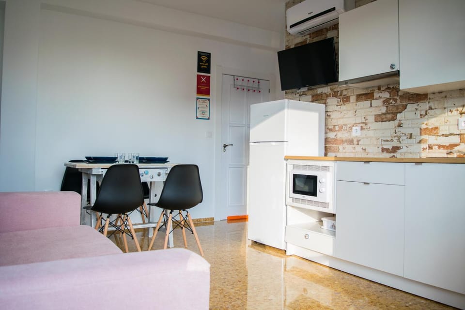TV and multimedia, Kitchen or kitchenette, Living room, Dining area