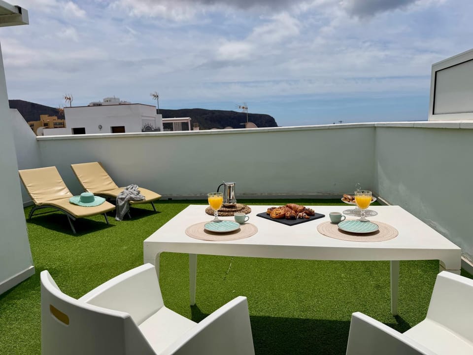 Luxury Sea View Penthouse, Hortensia Apartments, Los Cristianos, Tenerife Apartment in Los Cristianos