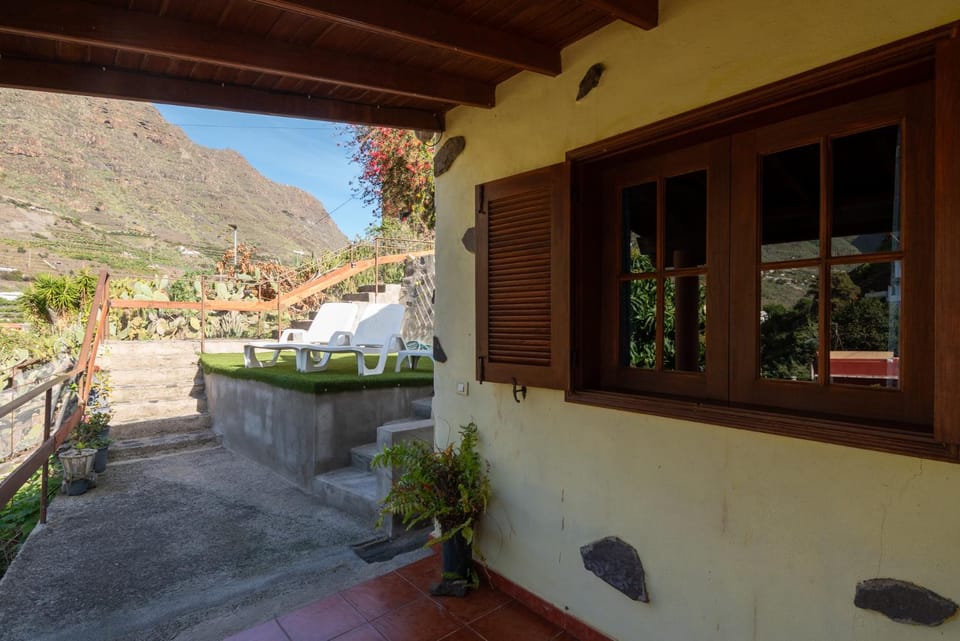 Property building, Day, Garden view, Mountain view