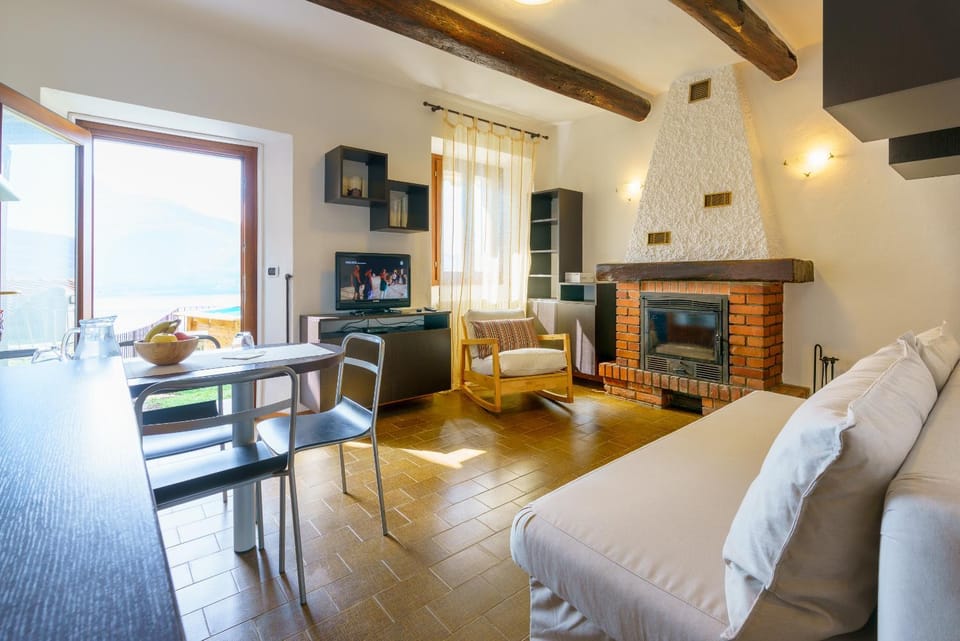 Spring, Day, Natural landscape, Garden, TV and multimedia, Living room, Dining area, On site, Food, Garden view, Lake view, Mountain view, Pool view