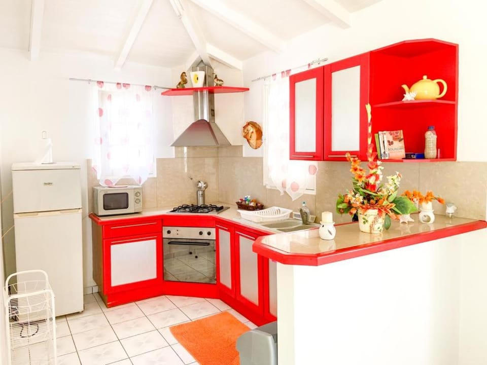 Coffee/tea facilities, Kitchen or kitchenette, dishwasher, oven, stove, toaster
