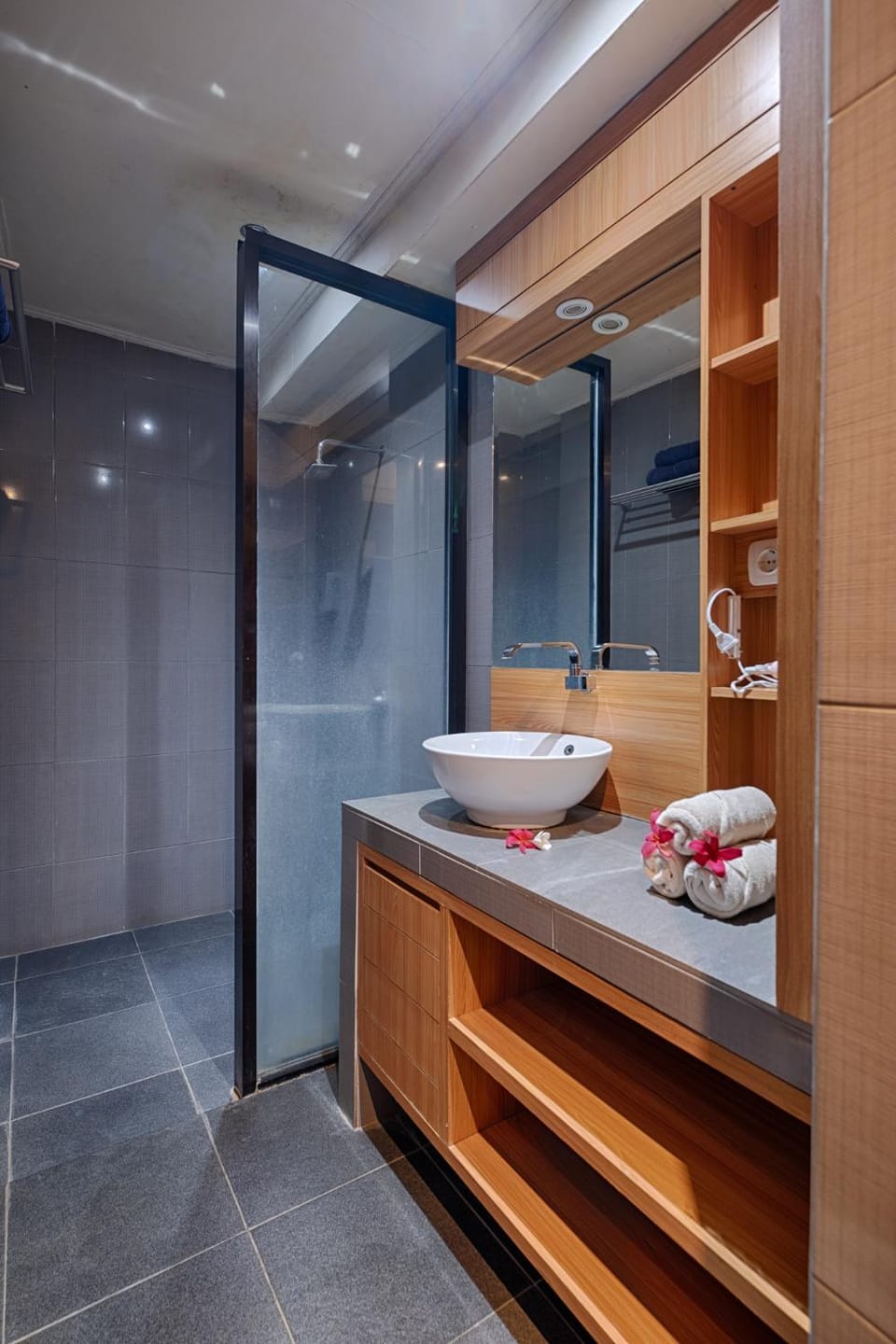 Shower, Toilet, Property building, Bathroom, Decorative detail, hair dresser, heating, towels, towels