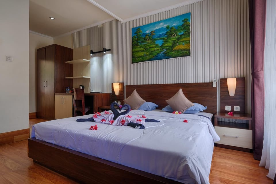 Property building, Bed, Living room, Photo of the whole room, Bedroom, oven, towels, towels