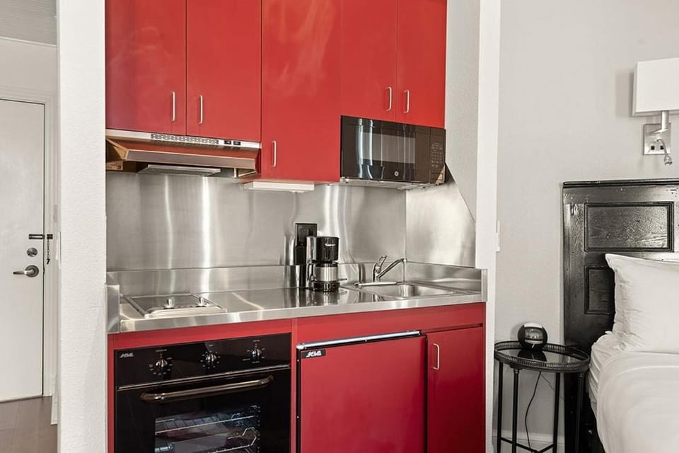 Kitchen or kitchenette, minibar