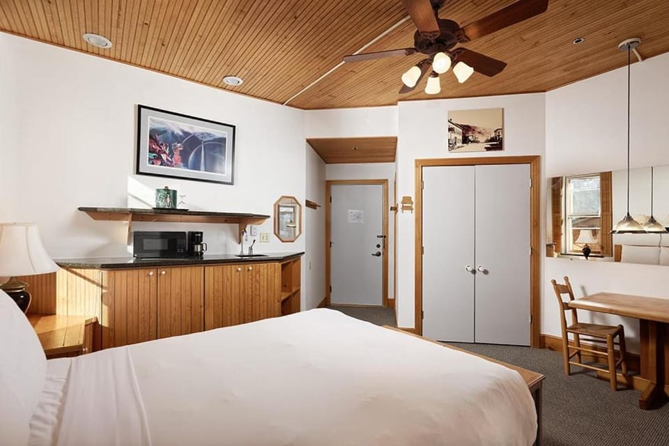 Kitchen or kitchenette, minibar