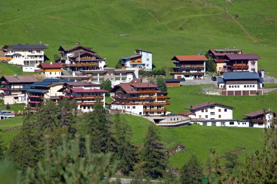 Property building, Neighbourhood