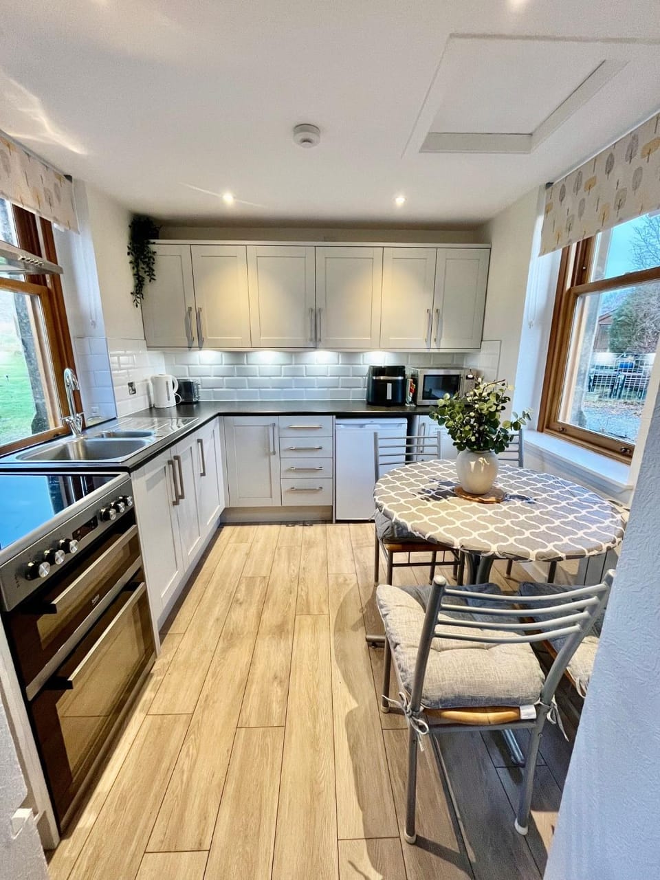 Dining area, kitchen