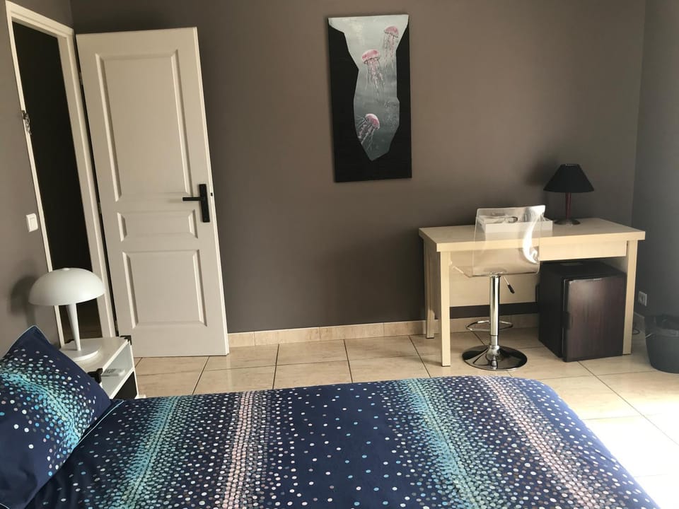 Bed, TV and multimedia, Photo of the whole room, internet