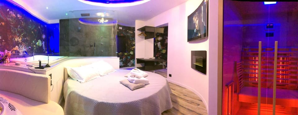 Bed, Sauna, Bathroom, Spa and wellness centre/facilities, Photo of the whole room, Bedroom, Parking, towels