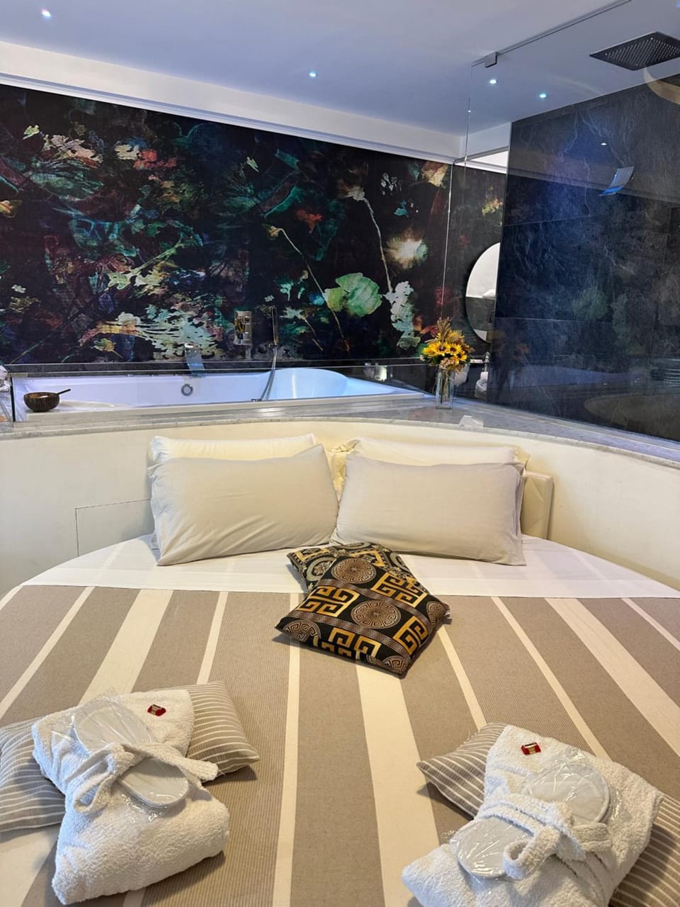 Restaurant/places to eat, Bed, Hot Tub, Sauna, Coffee/tea facilities, Photo of the whole room, Bedroom, Landmark view, internet, room service, towels