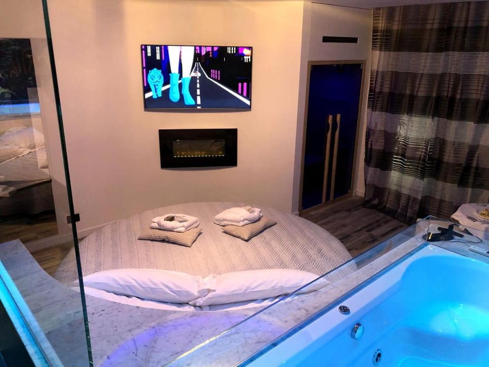 Bed, Hot Tub, Sauna, TV and multimedia, Photo of the whole room, Decorative detail, Bedroom, microwave, towels