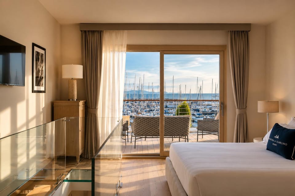 Bed, Natural landscape, TV and multimedia, View (from property/room), Balcony/Terrace, Photo of the whole room, Bedroom, Sea view