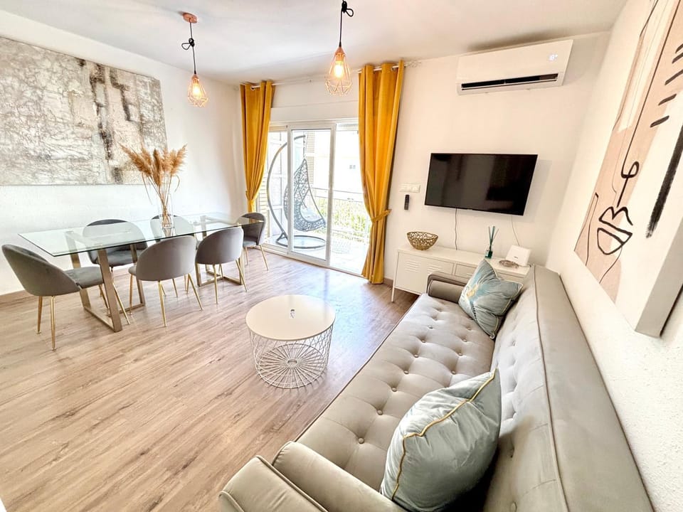 Communal lounge/ TV room, TV and multimedia, Living room, Seating area, Dining area, air conditioner