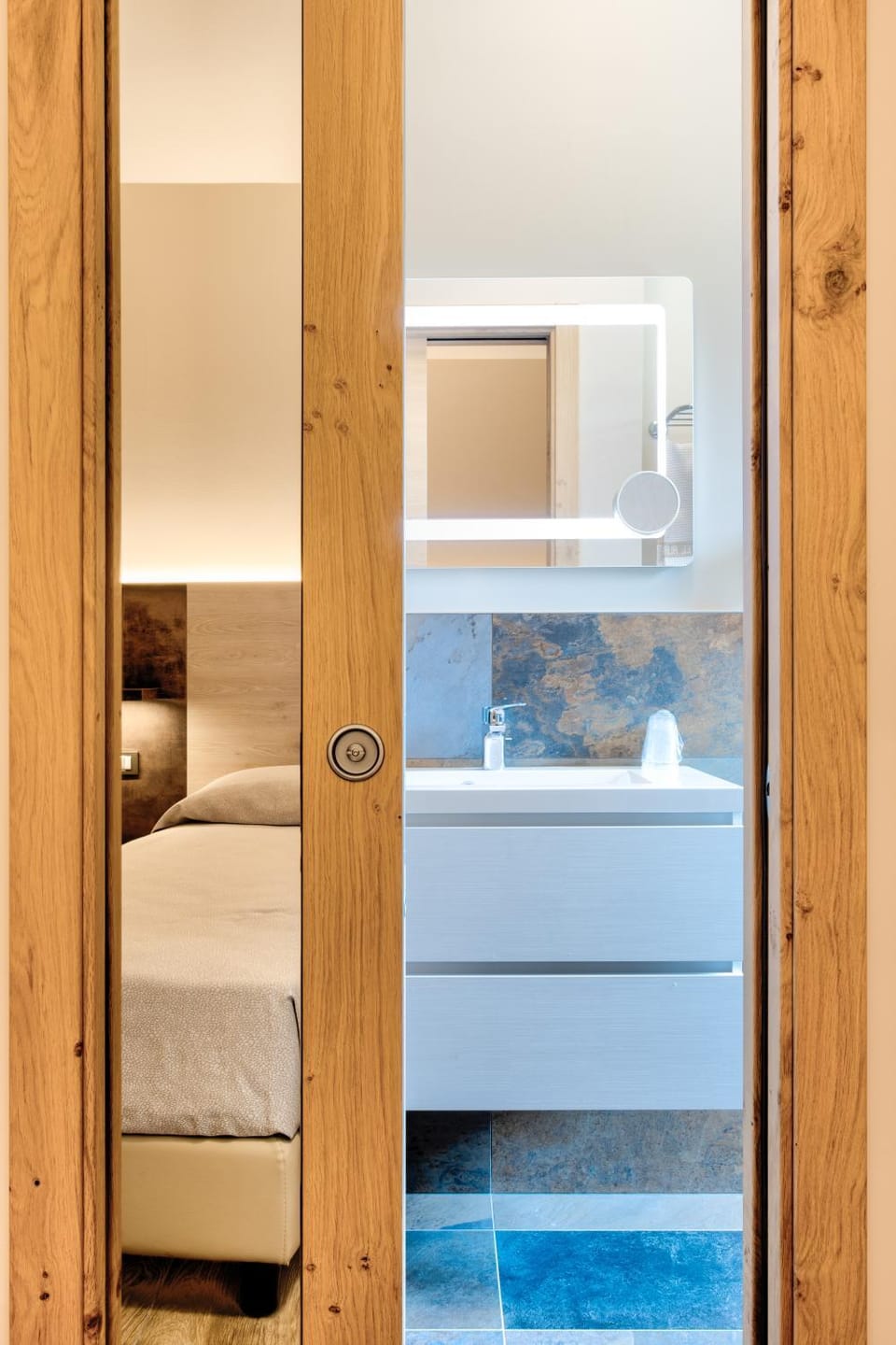 Communal lounge/ TV room, Bed, TV and multimedia, Bedroom, towels, wardrobe