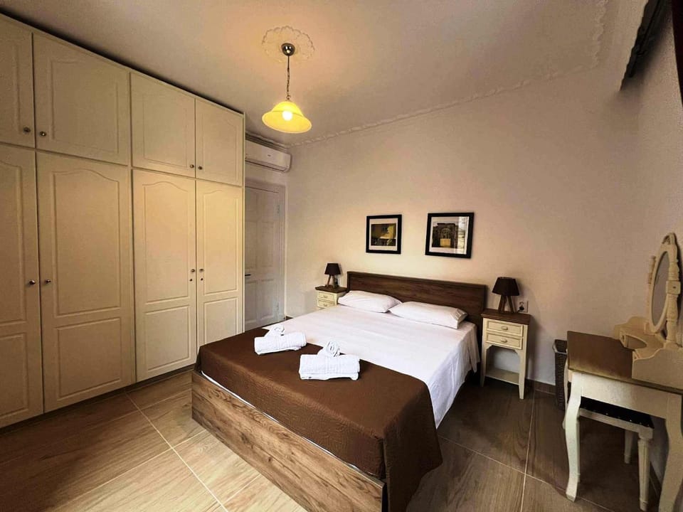 Bed, Bedroom, wardrobe, air conditioner