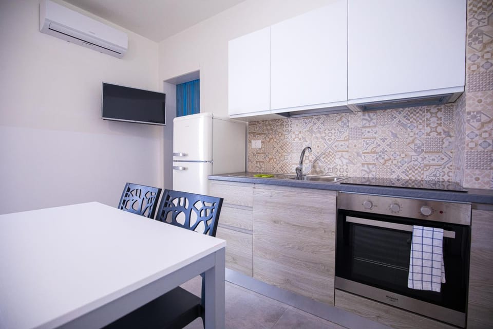 Kitchen or kitchenette, pet friendly, stove, air conditioner