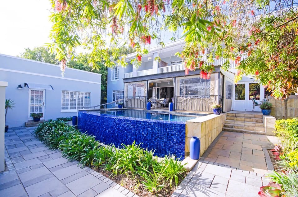 Property building, Patio, Facade/entrance, Garden
