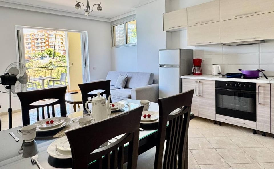 Coffee/tea facilities, Kitchen or kitchenette, Living room, Seating area, Dining area, oven, stove