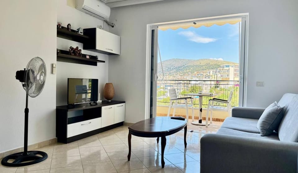 Natural landscape, TV and multimedia, Living room, Seating area, Evening entertainment, Mountain view, air conditioner