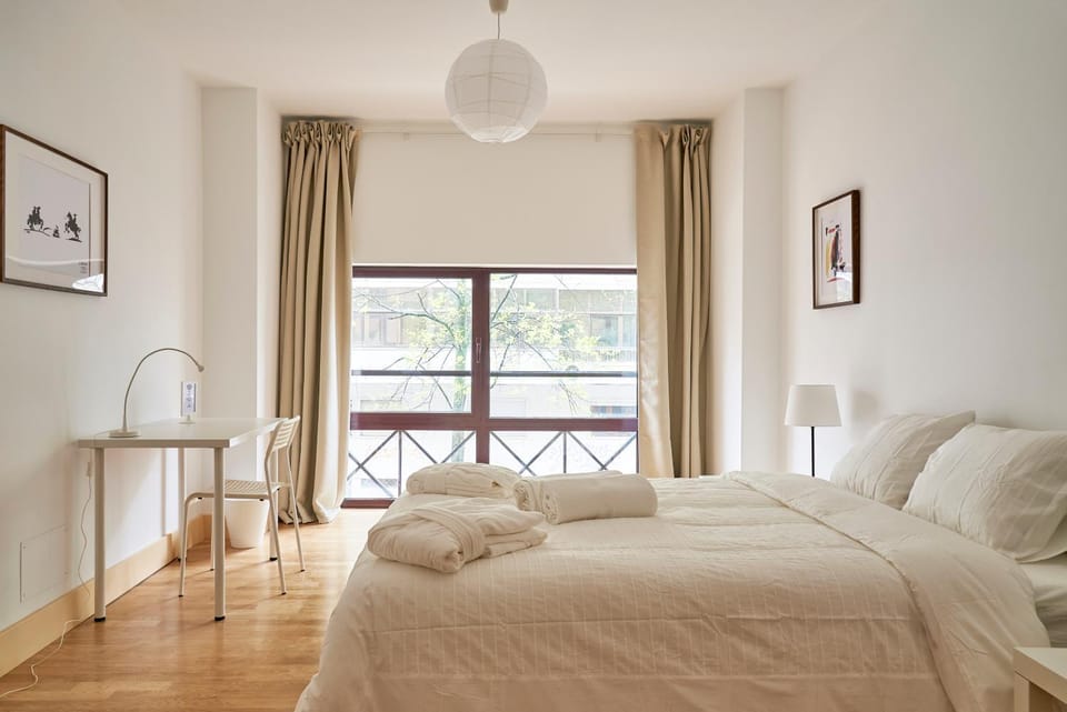 Photo of the whole room, Decorative detail, City view, Quiet street view
